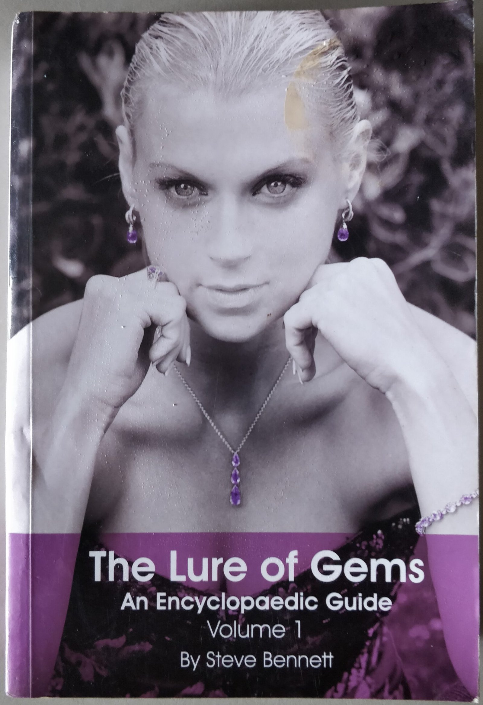 The Lure of Gems: An Encyclopaedic Guide (Volume 1) by Steve Bennet